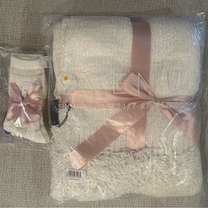 VENUS Cream Cozy Fringe Blanket & 2Pk Sock Set NWT💗💗